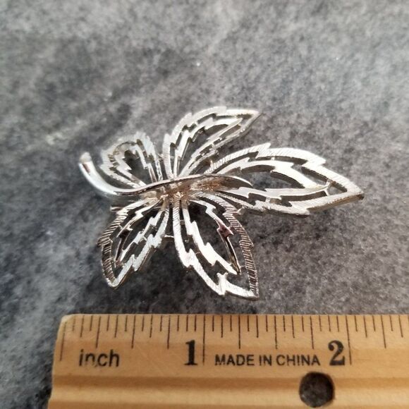 Vintage Silver Tone Filigree Mapel Leaf Brooch, Unisex Lapel Pin - Picture 4 of 5